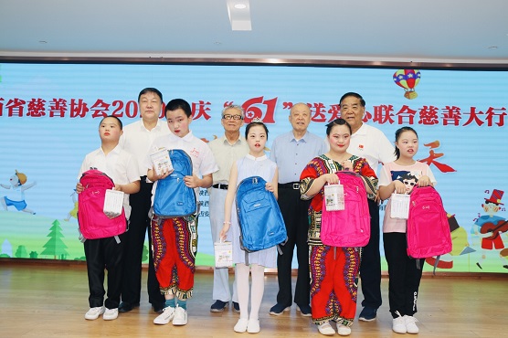 配图一：省慈善协会领导向小朋友送上节日礼物.jpg