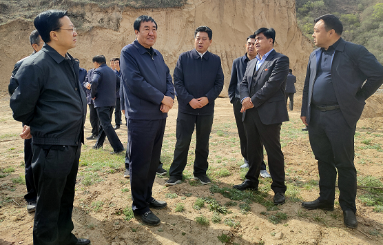 薛海涛一行在刘党村调研 记者 陈雪 摄.png