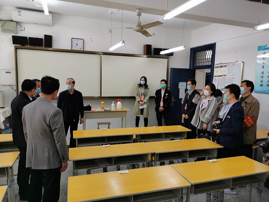 新城区政协组织委员在华山中学视察学校疫情防控和复学复课请。.jpg
