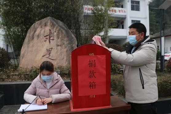 图说：周高强（右）为洛河镇疫情防控工作捐(191251)-20210122090100.jpg