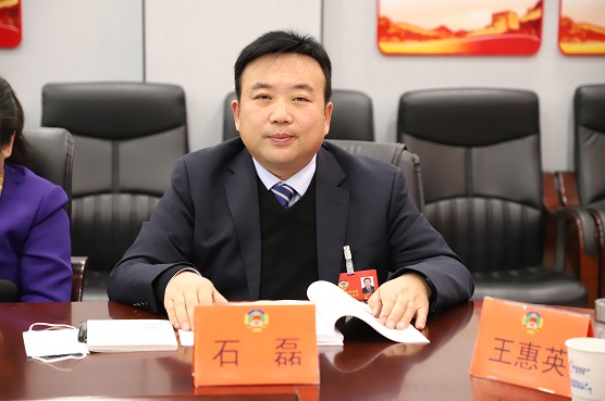 石磊委员 记者 王斌 摄(208915)-20210204090942.jpg