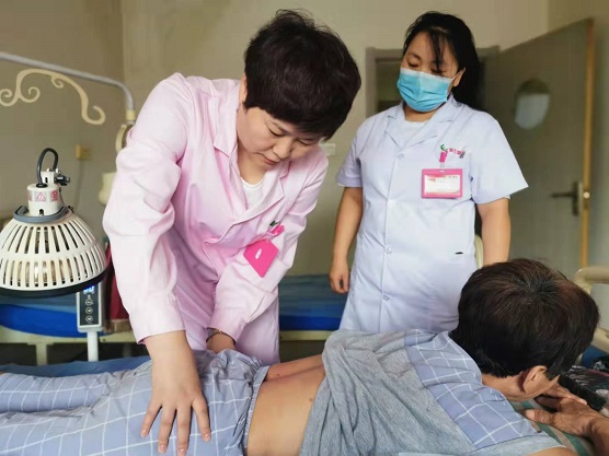 赵红在进行诊疗服务中(426549)-20211008080533.jpg