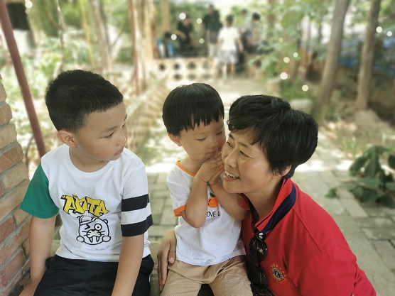 张温静委员和孩子们在一起 受访者供图(428488)-20211012081238.jpg