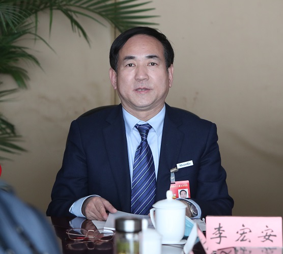 李宏安委员 记者 杜静波 摄(500566)-20220120084106.jpg