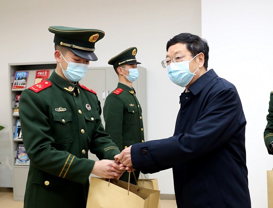 图为省政协秘书长薛占海看望慰问驻机关武警(507950)-20220207073854 - 副本.jpg