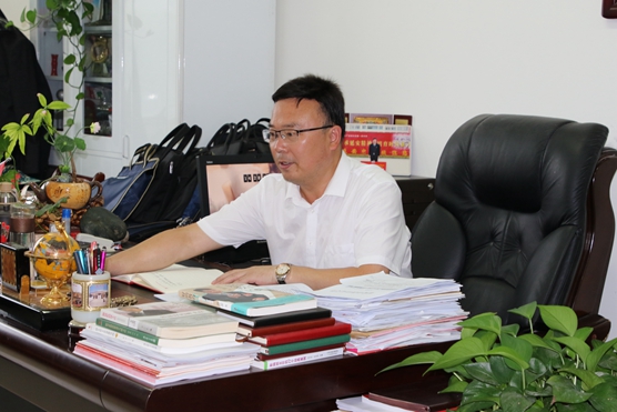 延安市政协常委屈锋：以延安精神立人树人担(672684)-20220809082228.jpg