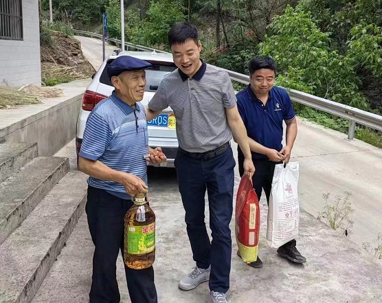 汪仁宇（中）为贫困老党员送去慰问品及慰问(787810)-20230106085455.jpg