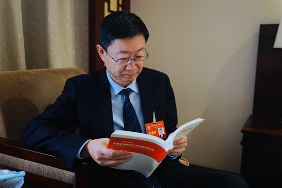 图为张永乐委员正在查看省两会相关文件。（(794399)-20230112073313_副本.jpg