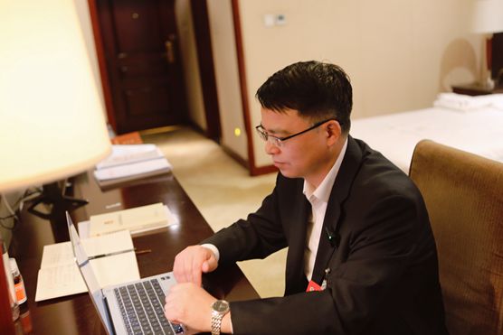 季开平正在房间内研究资料(799216)-20230116090955.jpg