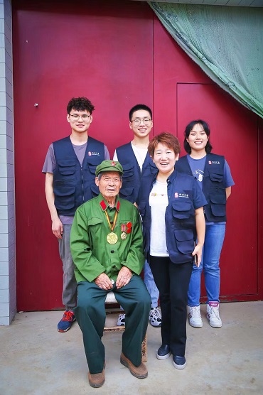 王婷 （一排右一）慰问老兵 受访者供图(894102)-20230518084120.jpg