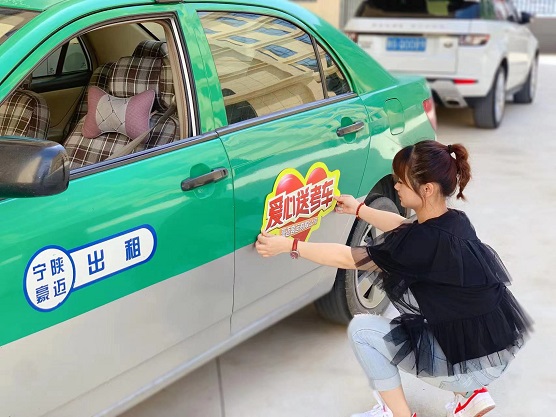 程屹桢正在张贴送考标识(911525)-20230607091537.jpg