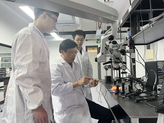 图2：陈斌（中）在实验室指导学生开展激光(952604)-20230731090935.jpg