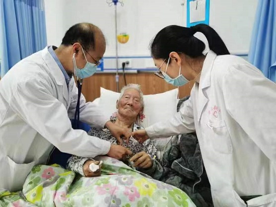 郑海滨（左）委员正在为患者检查身体。 受(965826)-20230818084249.jpg