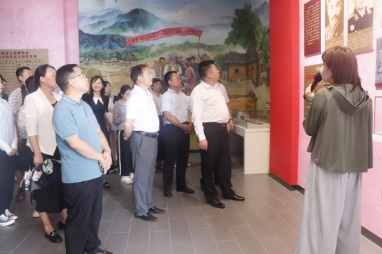 学员们在石泉县革命纪念馆参观(989073)-20230919090814.JPG