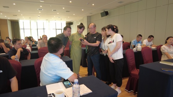 李杰和学员们交流摄影心得(989101)-20230919090732.jpg