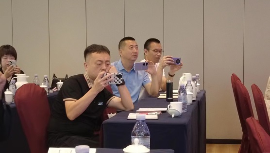 学员们用手机记录授课内容(989105)-20230919090745.jpg