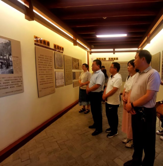 学员们在汉阴三沈纪念馆参观(989103)-20230919090750.jpg