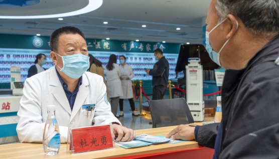 图1：杜光勇正在为患者看诊  受访者供图(1067202)-20240105084833.jpg