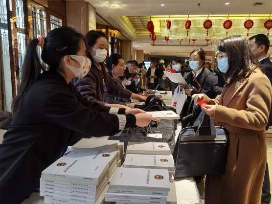 图1：委员们相继领取会议材料 记者 刘楠(1110294)-20240220090446.jpg