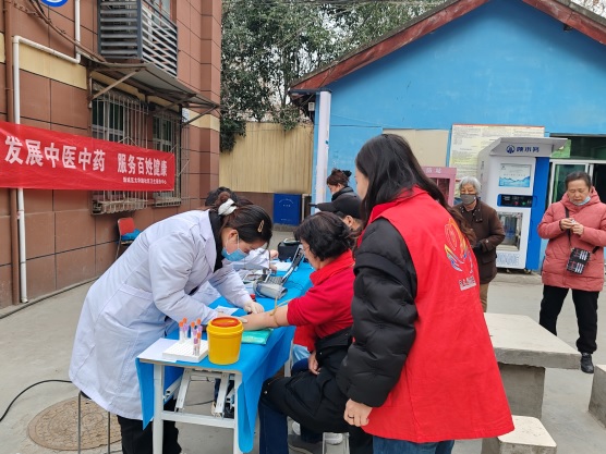 委员把健康知识送到群众身边(1132918)-20240314093004.jpg