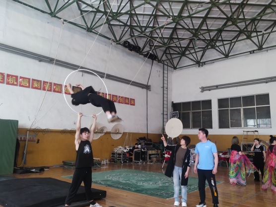 陈海燕（右二）在练功房指导演员杂技动作_(1181189)-20240508101213.jpg