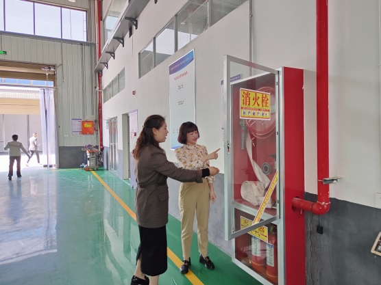 图1：王金兰在检查消防设施_受访者供图(1257129)-20240730093704.jpg