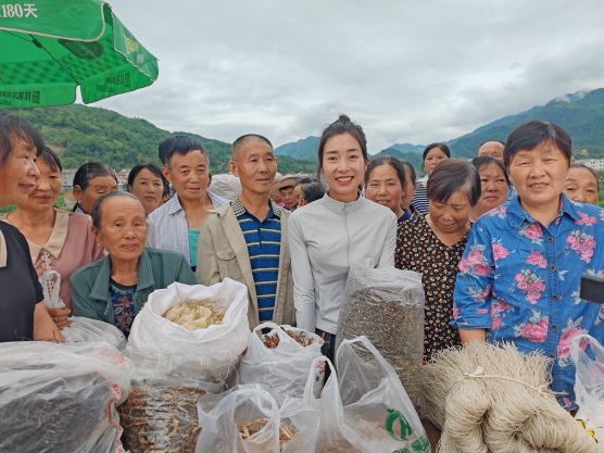图：张红（一排右三）直播为村民销售中药材(1294649)-20240912090854.jpg
