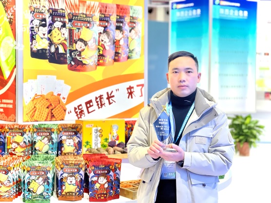 _图1：何永志介绍相关产品_受访者供图(1298895)-20240918085915.jpg