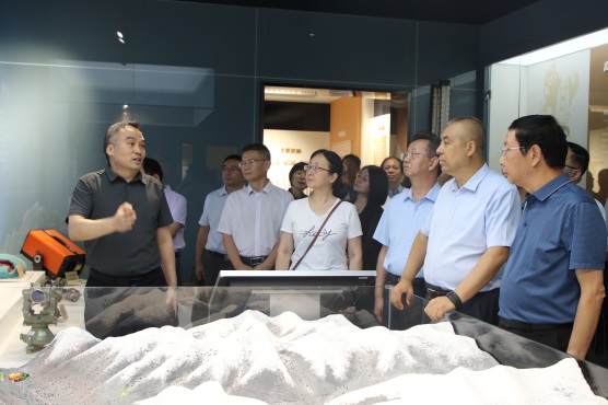 4在珠峰高程测量沙盘模型前，李国鹏委员向(1304134)-20240923090008.JPG