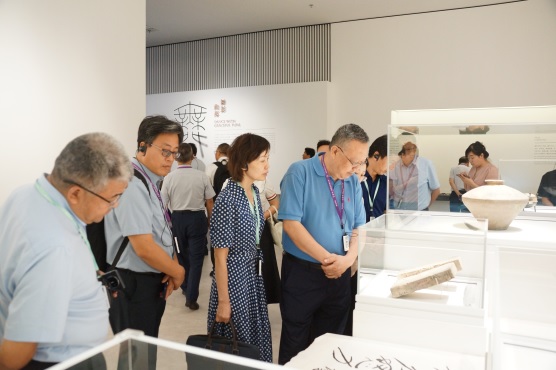 5委员们在陕历博秦汉馆的展品前驻足观看。(1304136)-20240923090017.jpg