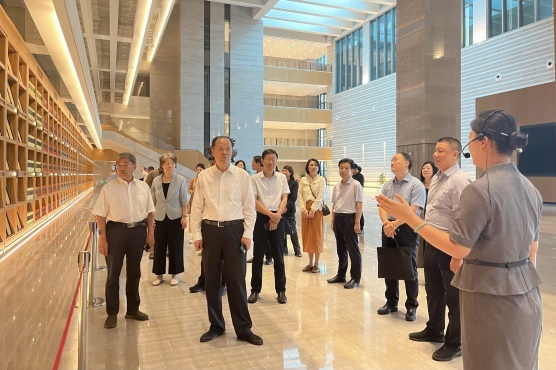 委员们在西安国家版本馆参观学习_记者_张(1304283)-20240923090045.jpg