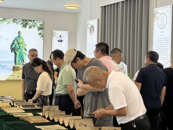 10委员们在三原县正谊书院欣赏院内珍藏的(1304302)-20240923090105.jpg