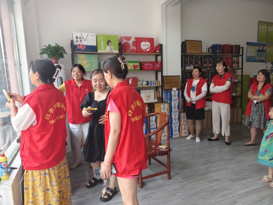 9月15日，白水县政协委员窦丽走进社区进(1314123)-20240930101106.jpg