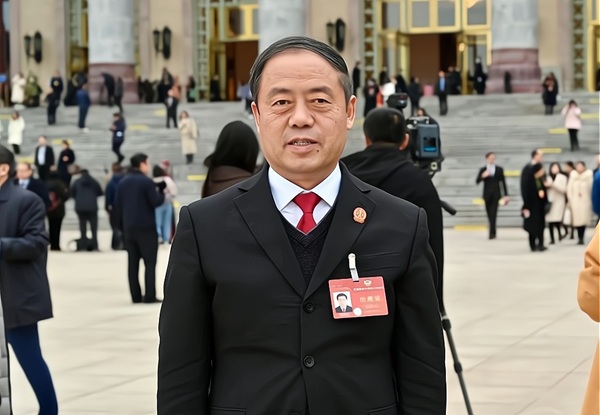 【75人话75年】巩富文：在服务全面依法(1401929)-20250103085251.jpg
