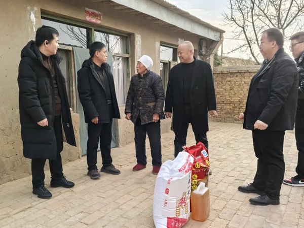靖边县政协工商联界别委员走访慰问困难留守(1443038)-20250205084219.jpg