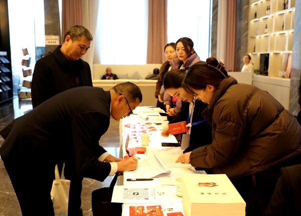 报到现场，委员们正在签到。实习记者_寇静(1467916)-20250226092747.jpg