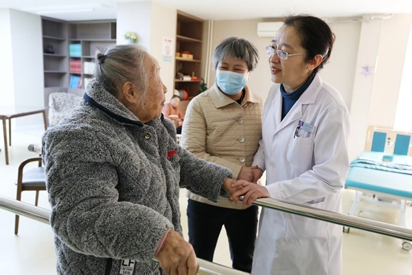 司冬梅委员（右）与钱奶奶（左）交谈中(1526118)-20250415090439.jpg