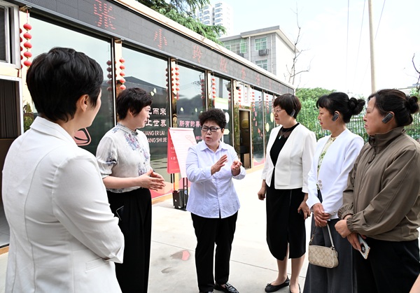 张小玲（左三）向全省各地妇联主席分享调解(1642901)-20250724090435.jpg