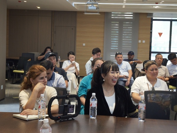 张蕊委员（中）向中亚代表团展示宜君数字就(1650372)-20250730083928.jpg