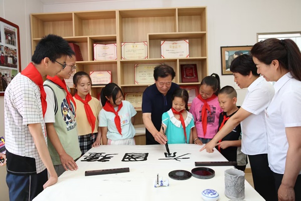 徐崇林教授孩子们学习毛笔书法(1660945)-20250808084621.jpg