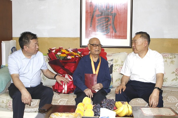 （配稿）省政协走访慰问抗战老兵并发放纪念(1675019)-20250821072913 - 副本.jpg