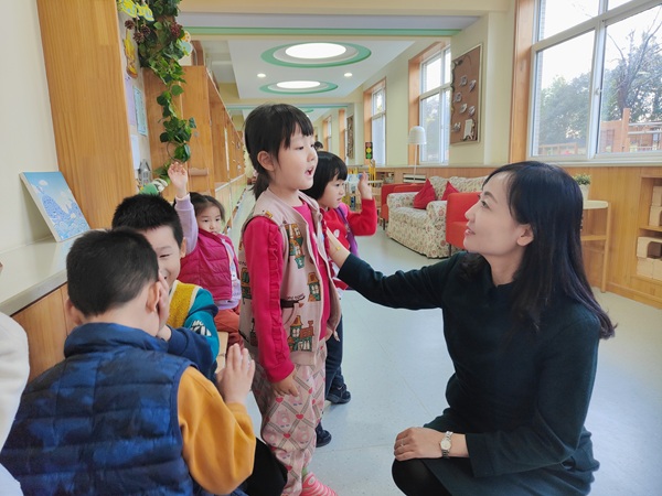 郭茜委员和孩子们在一起(1704366)-20250917084132.jpg