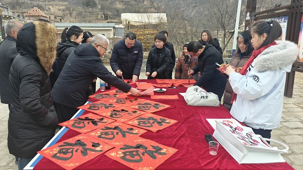 延安市政协赴甄家湾村开展“迎新春 送温暖(1879198)-20260211093241.jpg