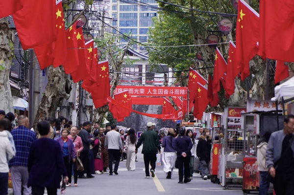 2025年国庆节期间，老城街道红旗招展，(1911376)-20260316092238.jpg