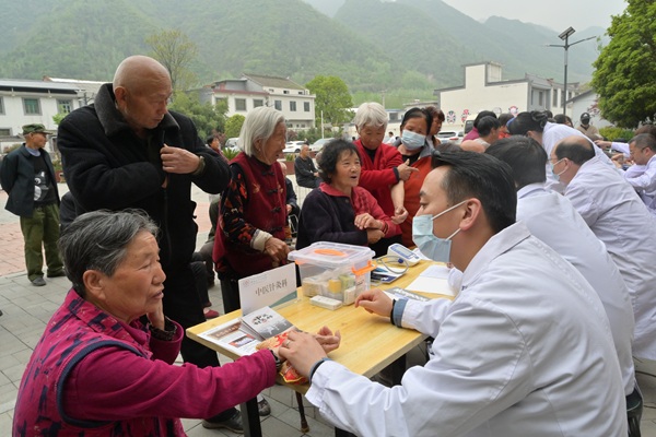 （图片新闻_有图）义诊进乡村_健康暖民心(1945176)-20260410083209.JPG